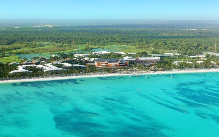 Turquoise coral reef lagoon beach and palm trees at Barcelo Bavaro Palace