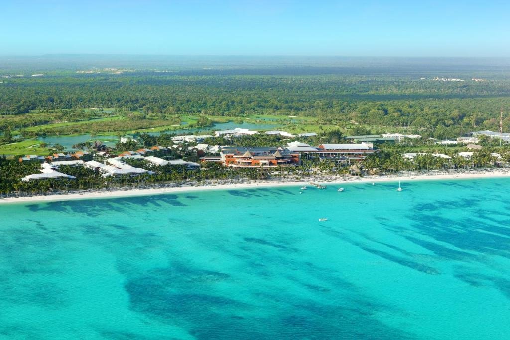 Turquoise coral reef lagoon beach and palm trees at Barcelo Bavaro Palace