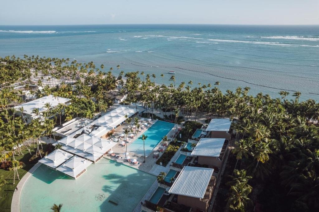 Instalaciones y playa en Alojarse en Los Corales Punta Cana (2026): Airbnb vs Resort Todo Incluido